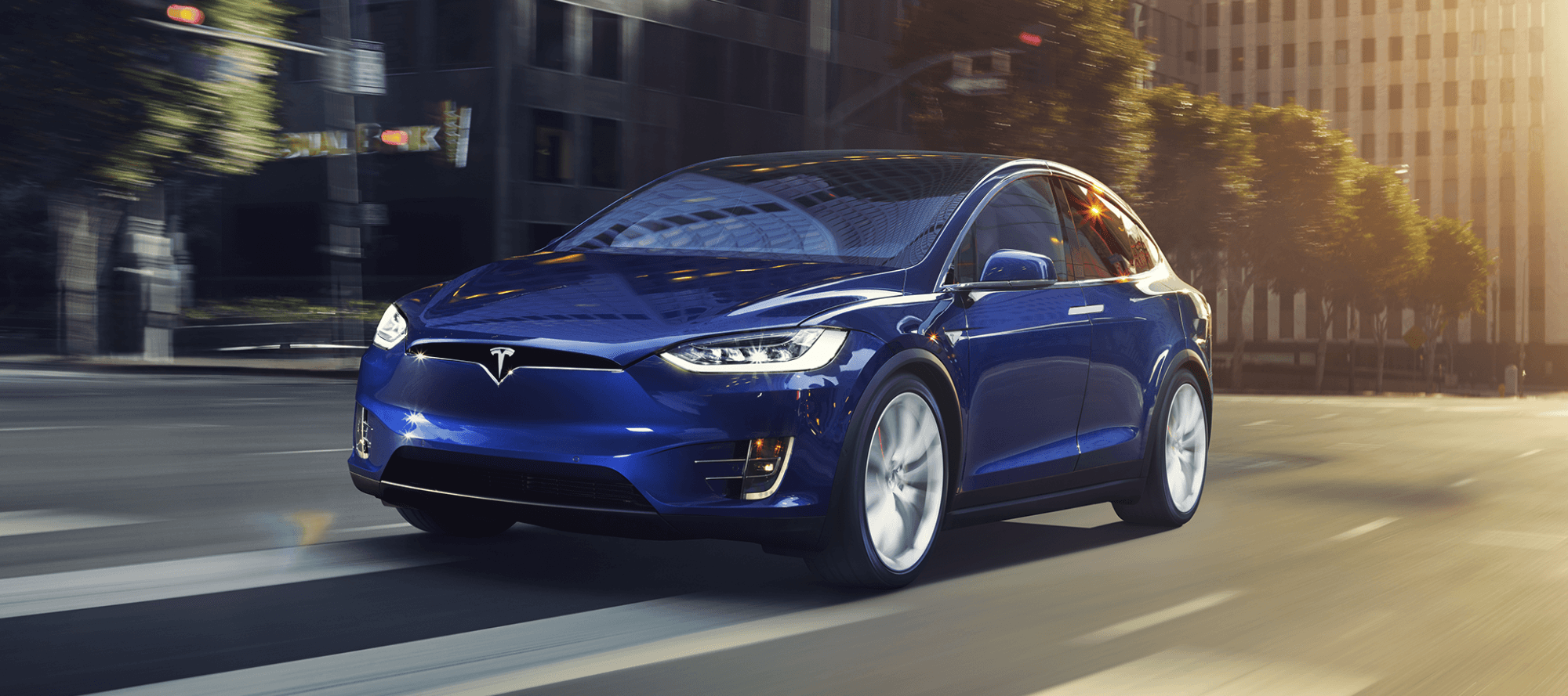 Tesla Model X mieten in blau mit elektrisierdendem Fahrverhalten