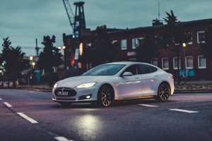 Tesla Model S85 mieten in Bremen schräg bei Nacht