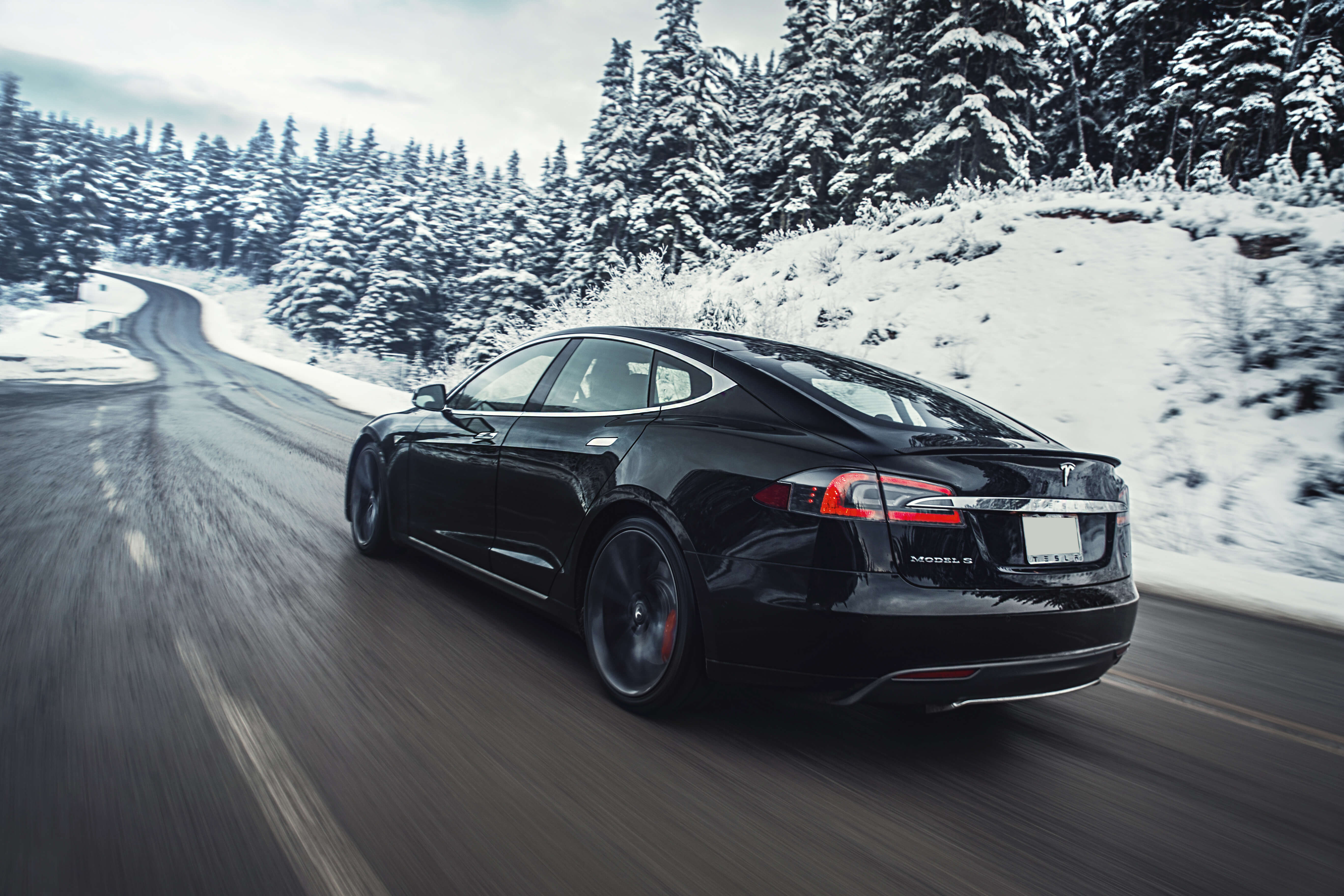 Tesla Model S schwarz Schnee