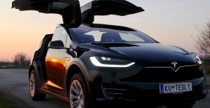 Tesla Model X mieten in Tirol sunset wingdoors