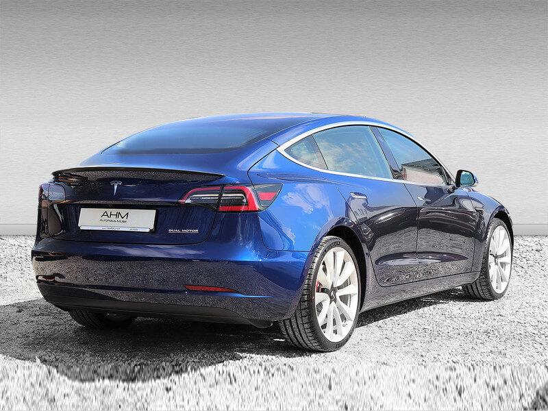 Tesla Model 3 mieten in Freising blau hinten