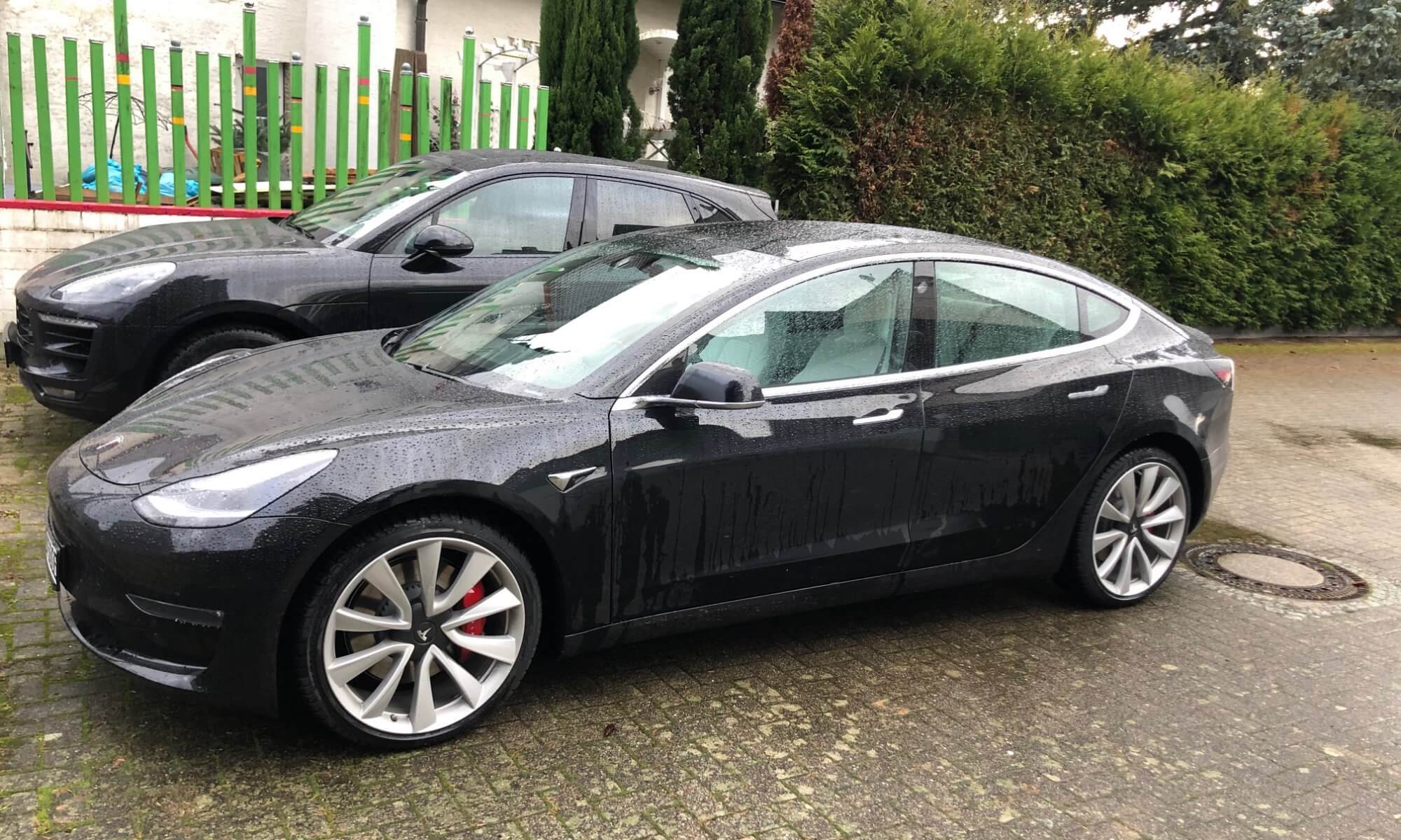 Tesla Model 3 Performance mieten in Freiburg