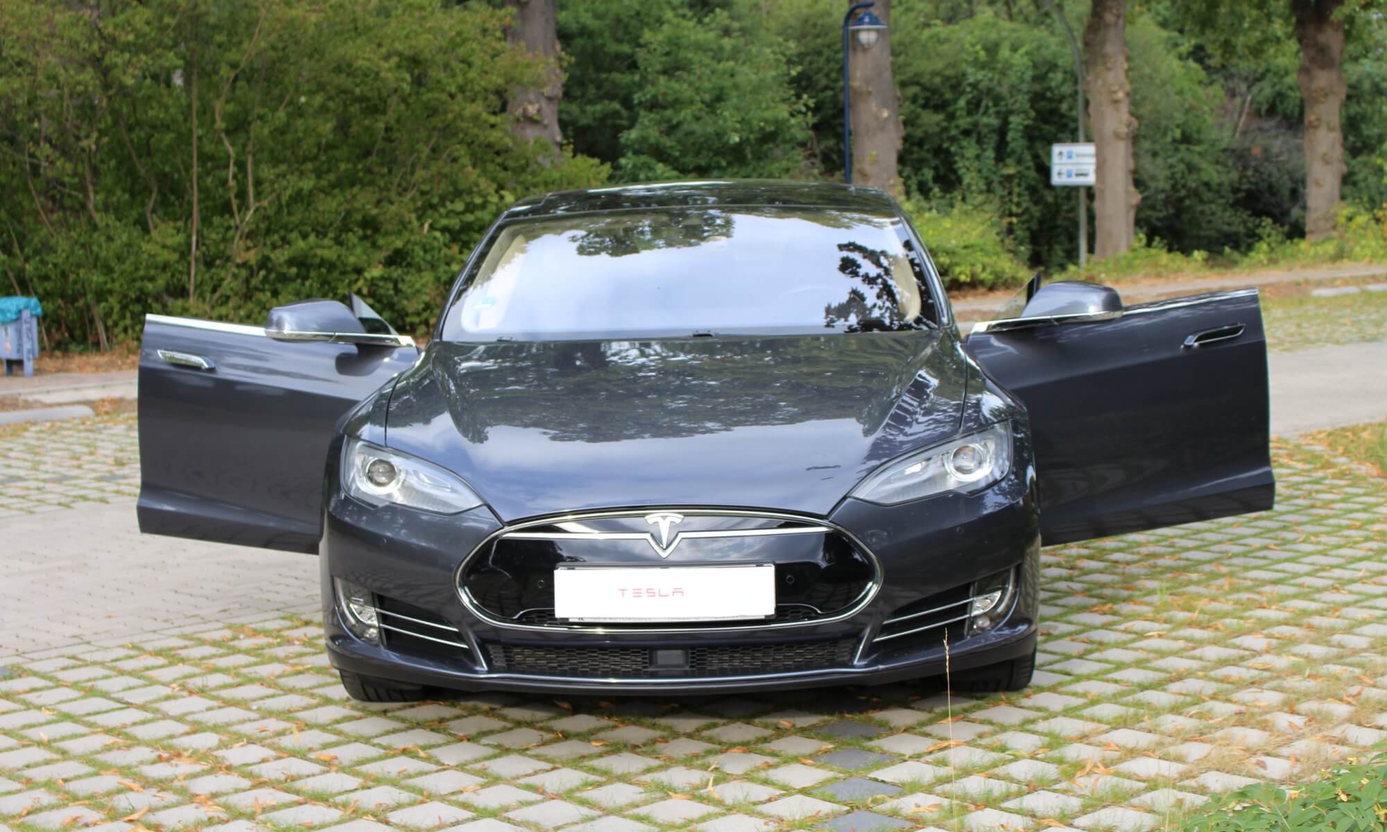 Tesla Model S mieten in Duisburg